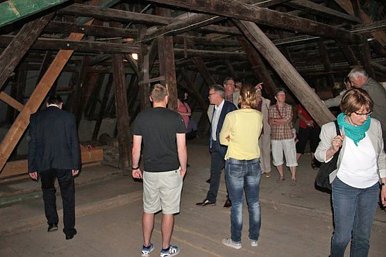 Interessante F&uuml;hrung durch das Rathaus Sondershausen (Foto: Karl-Heinz Herrmann)