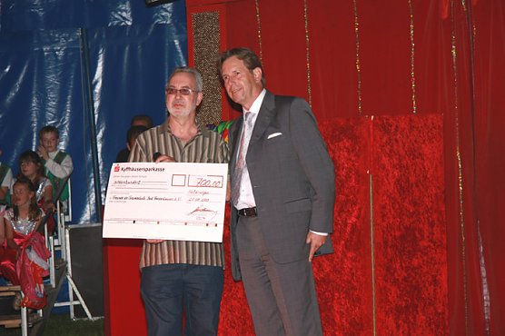 Spenden&uuml;bergabe im Zirkuszelt (Foto: Rudolf Scherer)