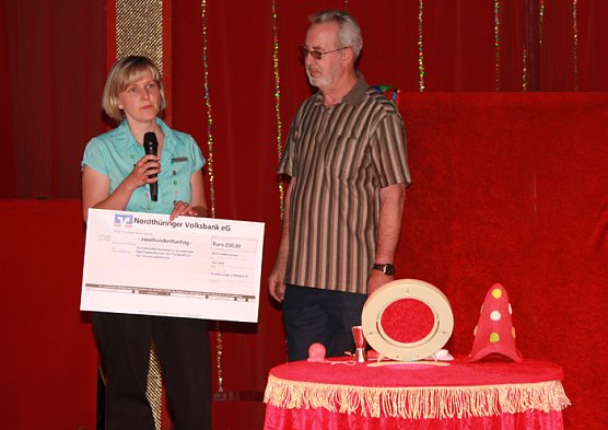 Spenden&uuml;bergabe im Zirkuszelt (Foto: Rudolf Scherer)