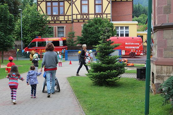 Mit der Feuerwehr zum Jubiläum (Foto: Karl-Heinz Herrmann) Mit der Feuerwehr zum Jubiläum (Foto: Karl-Heinz Herrmann)