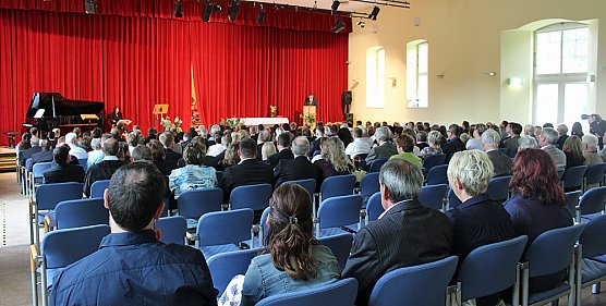 Zeugnisse &uuml;bergeben (Foto: Karl-Heinz Herrmann)