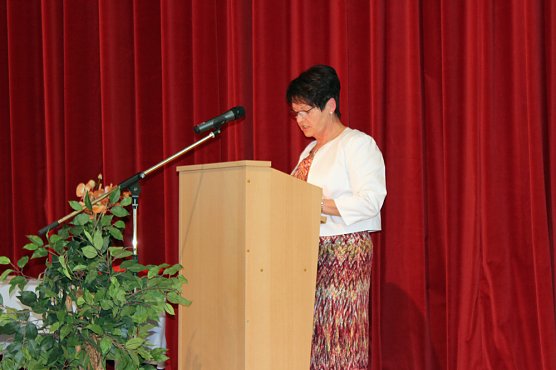 Zeugnisse &uuml;bergeben (Foto: Karl-Heinz Herrmann)