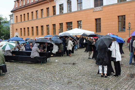 Nass vor der Premiere (Foto: Karl-Heinz Herrmann) Nass vor der Premiere (Foto: Karl-Heinz Herrmann)