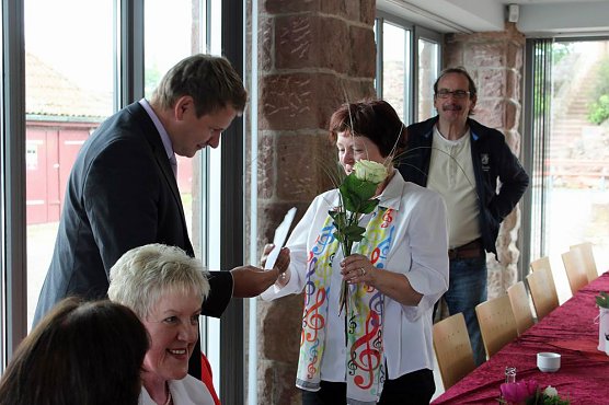 Klingender Wanderweg &uuml;bergeben (Foto: Karl-Heinz Herrmann)