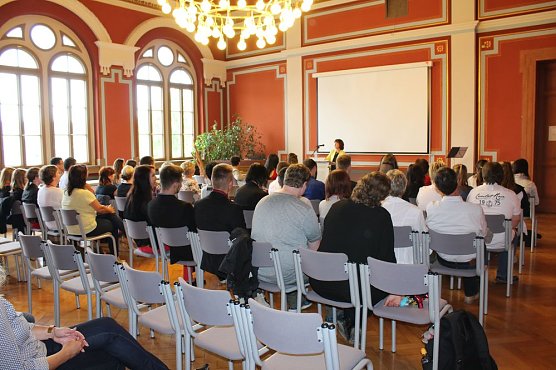 Feierlich Zeugnisse erhalten (Foto: Karl-Heinz Herrmann) Feierlich Zeugnisse erhalten (Foto: Karl-Heinz Herrmann)