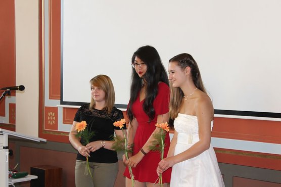 Feierlich Zeugnisse erhalten (Foto: Karl-Heinz Herrmann) Feierlich Zeugnisse erhalten (Foto: Karl-Heinz Herrmann)