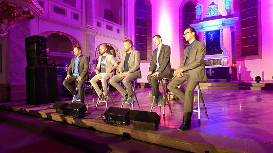 Humorvolle und kritische Songtexte erklingen in der Unterkirche (Foto: Zimmer/Möbius) Humorvolle und kritische Songtexte erklingen in der Unterkirche (Foto: Zimmer/Möbius)