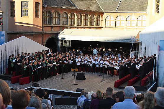 Monumental: Carmina Burana (Foto: Karl-Heinz Herrmann) Monumental: Carmina Burana (Foto: Karl-Heinz Herrmann)