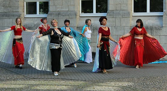 Farbenfrohes Sommerfest der VHS (Foto: Karl-Heinz Herrmann) Farbenfrohes Sommerfest der VHS (Foto: Karl-Heinz Herrmann)