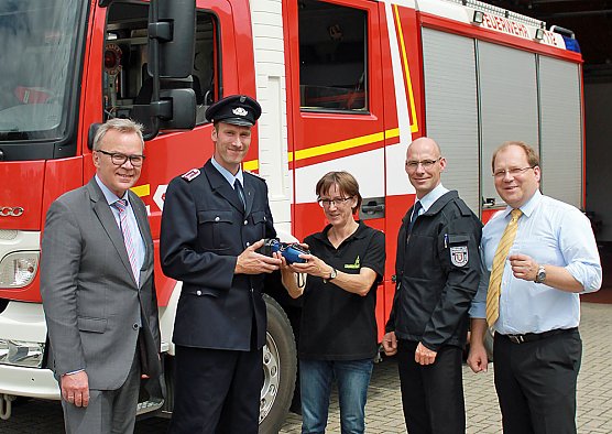 &Uuml;bergabe einer  W&auml;rmebildkamera an die Feuerwehr Sondershausen (Foto: Stadtwerke Sondershausen)