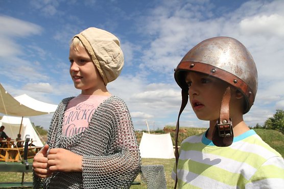 Kettenhemd und Helm der "Raben" d&uuml;rfen auch neugierige Besucher einmal anlegen (Foto: Angelo Glashagel)