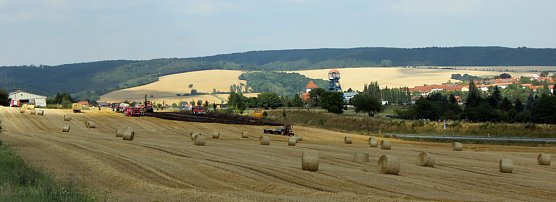 In Sondershausen ist an der Bundesstra&szlig;e 4 (Ortsumfahrung) ein abgeerntetes Getreidefeld in Flammen aufgegangen� (Foto: Karl-Heinz Herrmann)