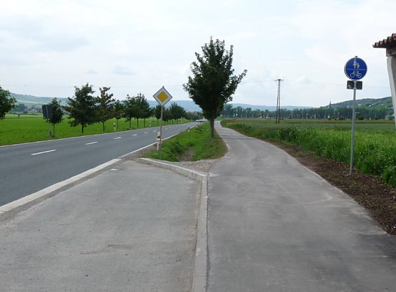 Radweg nach Esperstedt (Foto: Karl-Heinz Herrmann) Radweg nach Esperstedt (Foto: Karl-Heinz Herrmann)