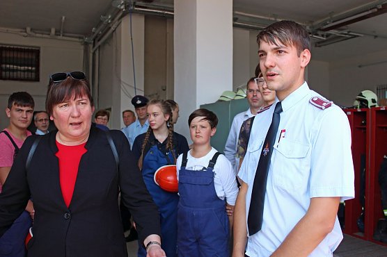 Löschangriff vor Staatssekretärin (Foto: Karl-Heinz Herrmann) Löschangriff vor Staatssekretärin (Foto: Karl-Heinz Herrmann)