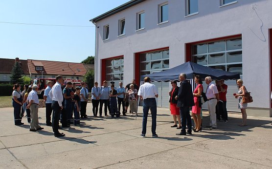 Löschangriff vor Staatssekretärin (Foto: Karl-Heinz Herrmann) Löschangriff vor Staatssekretärin (Foto: Karl-Heinz Herrmann)