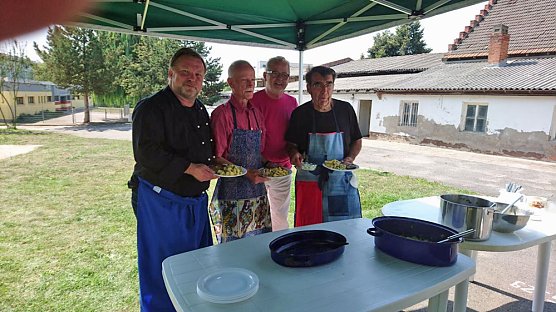 Linke Stadtratsfraktion grillte in Arterner Suppenk&uuml;che (Foto: Torsten Bl&uuml;mel)