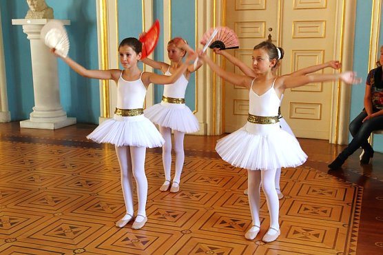Tänzerinnen bereichern Denkmalstag. (Foto: Günter Herting) Tänzerinnen bereichern Denkmalstag. (Foto: Günter Herting)