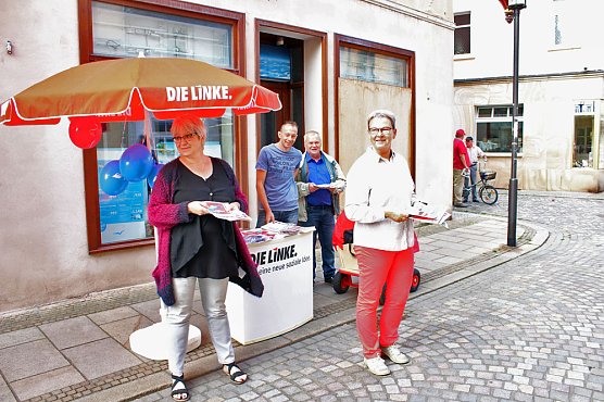 Zum Weltfriedenstag informiert (Foto: Karl-Heinz Herrmann) Zum Weltfriedenstag informiert (Foto: Karl-Heinz Herrmann)