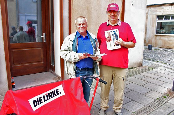Zum Weltfriedenstag informiert (Foto: Karl-Heinz Herrmann) Zum Weltfriedenstag informiert (Foto: Karl-Heinz Herrmann)