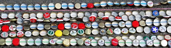 Mehr als sieben Reihen Kronkorken auf einem 400 Meter langen Teil der Stra&szlig;e brachten den Erfolg. (Foto: Jochen Miche)