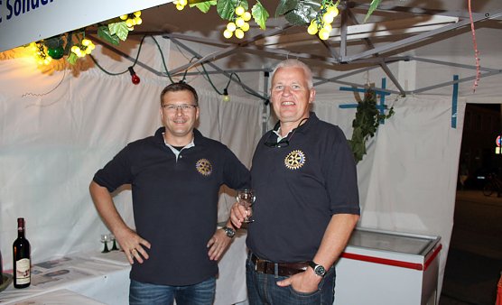 Markt beim Weinfest voll (Foto: Karl-Heinz Herrmann)