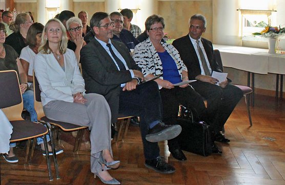 Zeugnis&uuml;bergabe bei Bildungsverein (Foto: Karl-Heinz Herrmann)