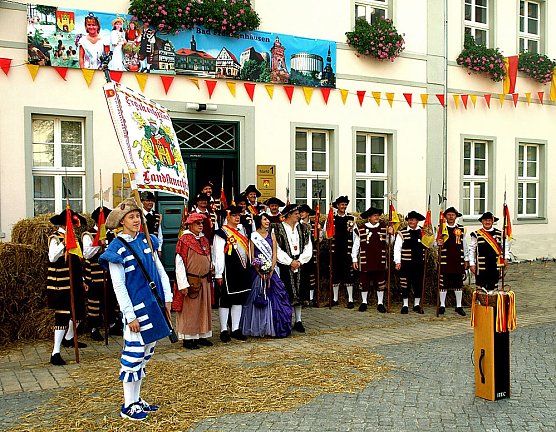 Hausmänner erinnern an Beginn Bauernmarkt (Foto: Stadtmarketing Bad Frankenhausen) Hausmänner erinnern an Beginn Bauernmarkt (Foto: Stadtmarketing Bad Frankenhausen)