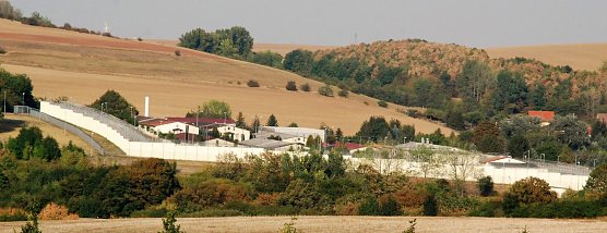 Die Justizvollzugsanstalt Volkstedt aus Richtung Helbra gesehen. (Foto: Jochen Miche) Die Justizvollzugsanstalt Volkstedt aus Richtung Helbra gesehen. (Foto: Jochen Miche)