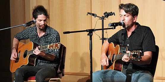 Satte Gitarrenklänge im Marstall (Foto: Karl-Heinz Herrmann) Satte Gitarrenklänge im Marstall (Foto: Karl-Heinz Herrmann)