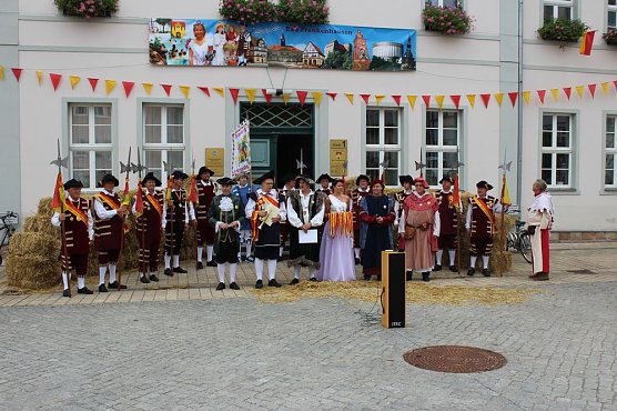 Hausmänner verkünden wieder Eröffnung des Bauernmarkts (Foto: Karl-Heinz Herrmann) Hausmänner verkünden wieder Eröffnung des Bauernmarkts (Foto: Karl-Heinz Herrmann)