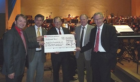 Scheckübergabe an Förderverein Cruciskirche (Foto: Karl-Heinz Herrmann) Scheckübergabe an Förderverein Cruciskirche (Foto: Karl-Heinz Herrmann)