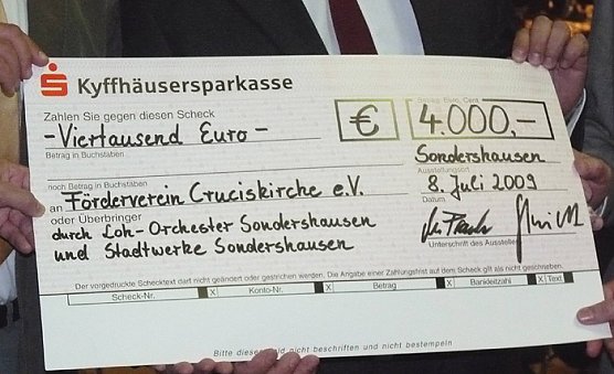 Scheckübergabe an Förderverein Cruciskirche (Foto: Karl-Heinz Herrmann) Scheckübergabe an Förderverein Cruciskirche (Foto: Karl-Heinz Herrmann)