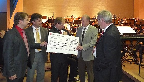 Scheckübergabe an Förderverein Cruciskirche (Foto: Karl-Heinz Herrmann) Scheckübergabe an Förderverein Cruciskirche (Foto: Karl-Heinz Herrmann)