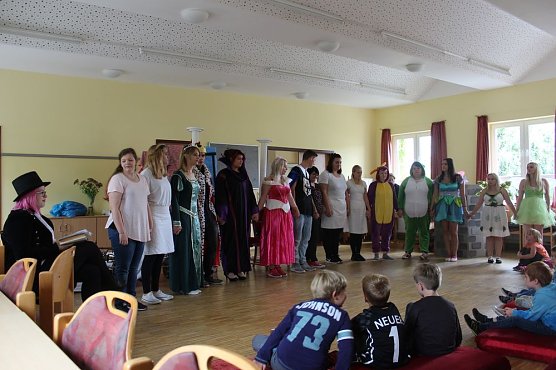 Vorlesen, Tanz und Theater (Foto: Karl-Heinz Herrmann) Vorlesen, Tanz und Theater (Foto: Karl-Heinz Herrmann)