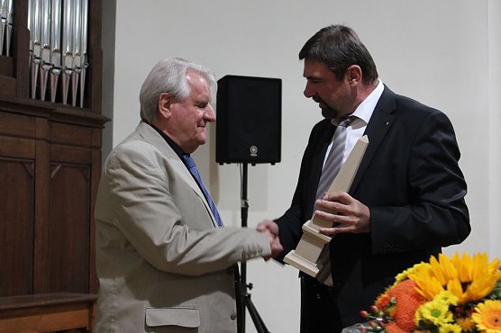 Ehrengabe f&uuml;r J&uuml;rgen Hauskeller (Foto: Karl-Heinz Herrmann)