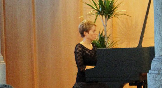 Pianistin bei "Noten mit Dip" (Foto: Karl-Heinz Herrmann)