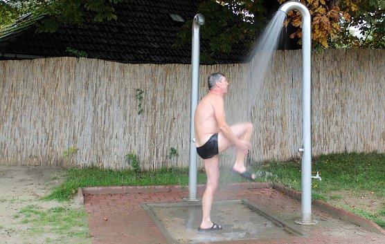K&uuml;hles Abbaden am Bebrer Teich! (Foto: Karl-Heinz Herrmann)