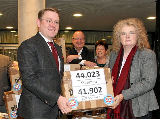 44.000 Unterschriften zur Gebietsreform (Foto: Pressestelle Landtag) 44.000 Unterschriften zur Gebietsreform (Foto: Pressestelle Landtag)