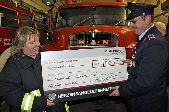 Spende f&uuml;r die Jugendfeuerwehr Berka (Foto: Karl-Heinz Herrmann)