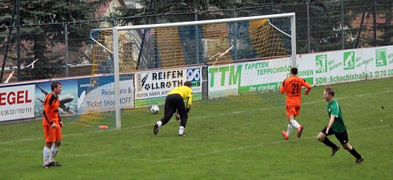 Schwache Abwehrleistungen (Foto: Karl-Heinz Herrmann) Schwache Abwehrleistungen (Foto: Karl-Heinz Herrmann)
