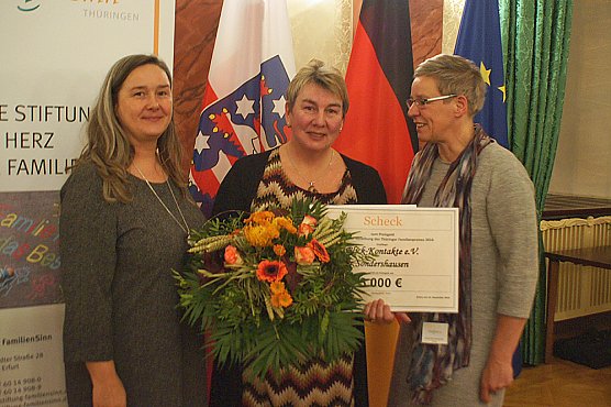 Preis für Blick-Kontakte e.V. (Foto: Stiftung FamileinSinn) Preis für Blick-Kontakte e.V. (Foto: Stiftung FamileinSinn)