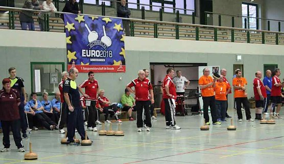 Gut besetztes Bosselturnier gestartet (Foto: Karl-Heinz Herrmann)