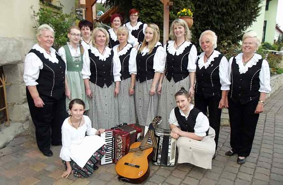 Beste Advents- und Weihnachtsgrüße der Bebraer Singvögel (Foto: Privat) Beste Advents- und Weihnachtsgrüße der Bebraer Singvögel (Foto: Privat)