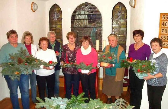 Basteln von Adventsgestecken (Foto: Peter Zimmer) Basteln von Adventsgestecken (Foto: Peter Zimmer)