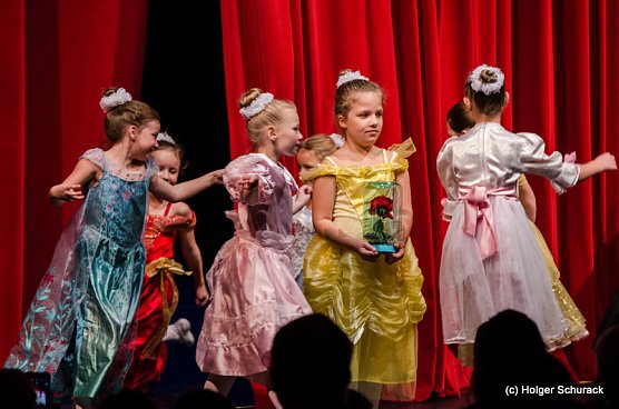 Die Schöne und das Biest ein Ballettmärchen. (Foto: Holger Schurack) Die Schöne und das Biest ein Ballettmärchen. (Foto: Holger Schurack)