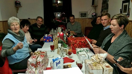 Weihnachtsfeier auf dem Hundeplatz (Foto: Privat) Weihnachtsfeier auf dem Hundeplatz (Foto: Privat)