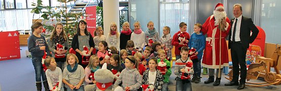 Weihnachtssingen in der Sparkasse (Foto: Karl-Heinz Herrmann) Weihnachtssingen in der Sparkasse (Foto: Karl-Heinz Herrmann)