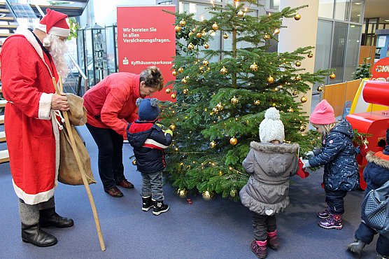 Weihnachtssingen in der Sparkasse (Foto: Karl-Heinz Herrmann) Weihnachtssingen in der Sparkasse (Foto: Karl-Heinz Herrmann)