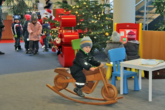 Weihnachtssingen in der Sparkasse (Foto: Karl-Heinz Herrmann) Weihnachtssingen in der Sparkasse (Foto: Karl-Heinz Herrmann)