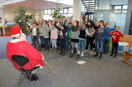Weihnachtssingen in der Sparkasse (Foto: Karl-Heinz Herrmann) Weihnachtssingen in der Sparkasse (Foto: Karl-Heinz Herrmann)